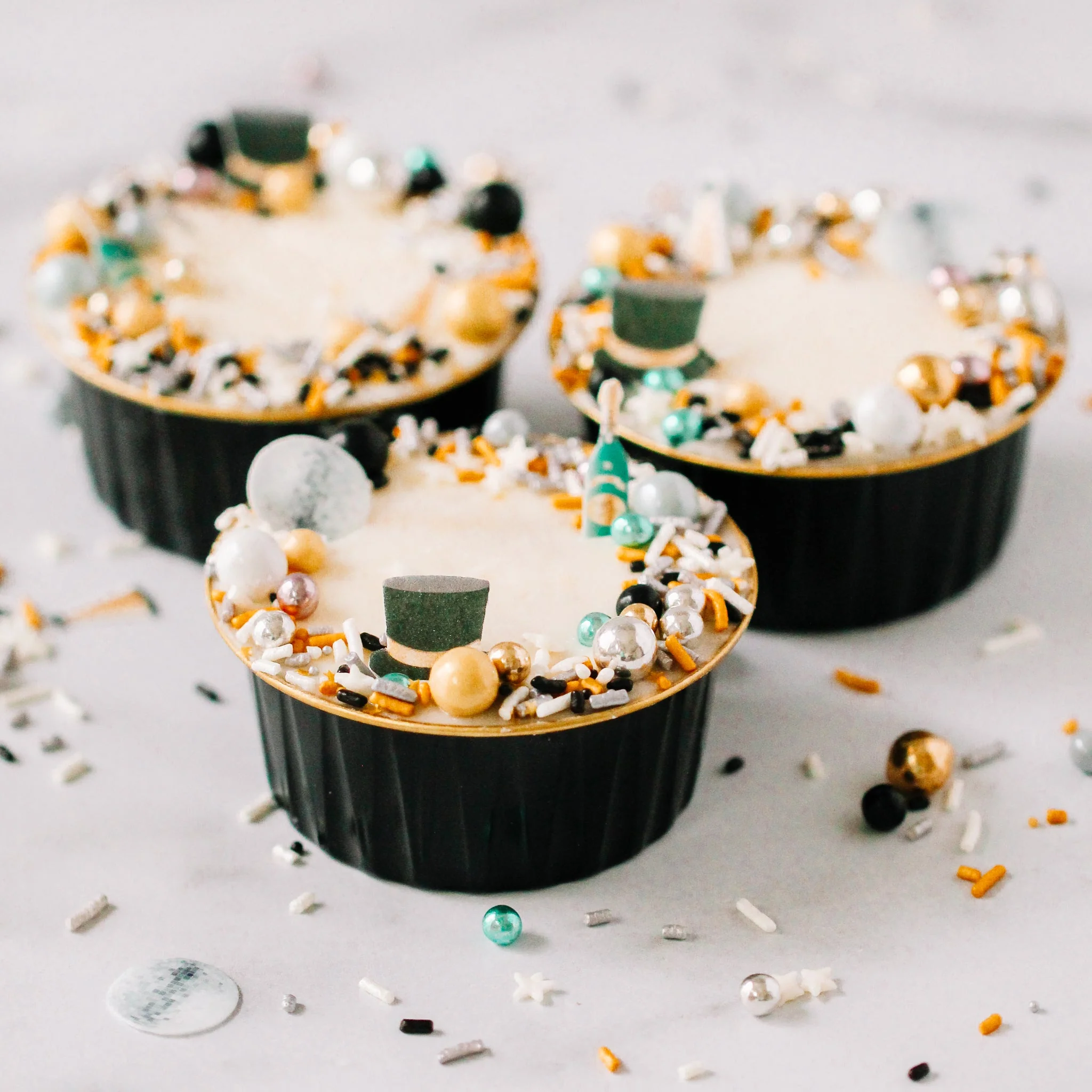Black & Gold Mini Round Pans with Lids - Image 2